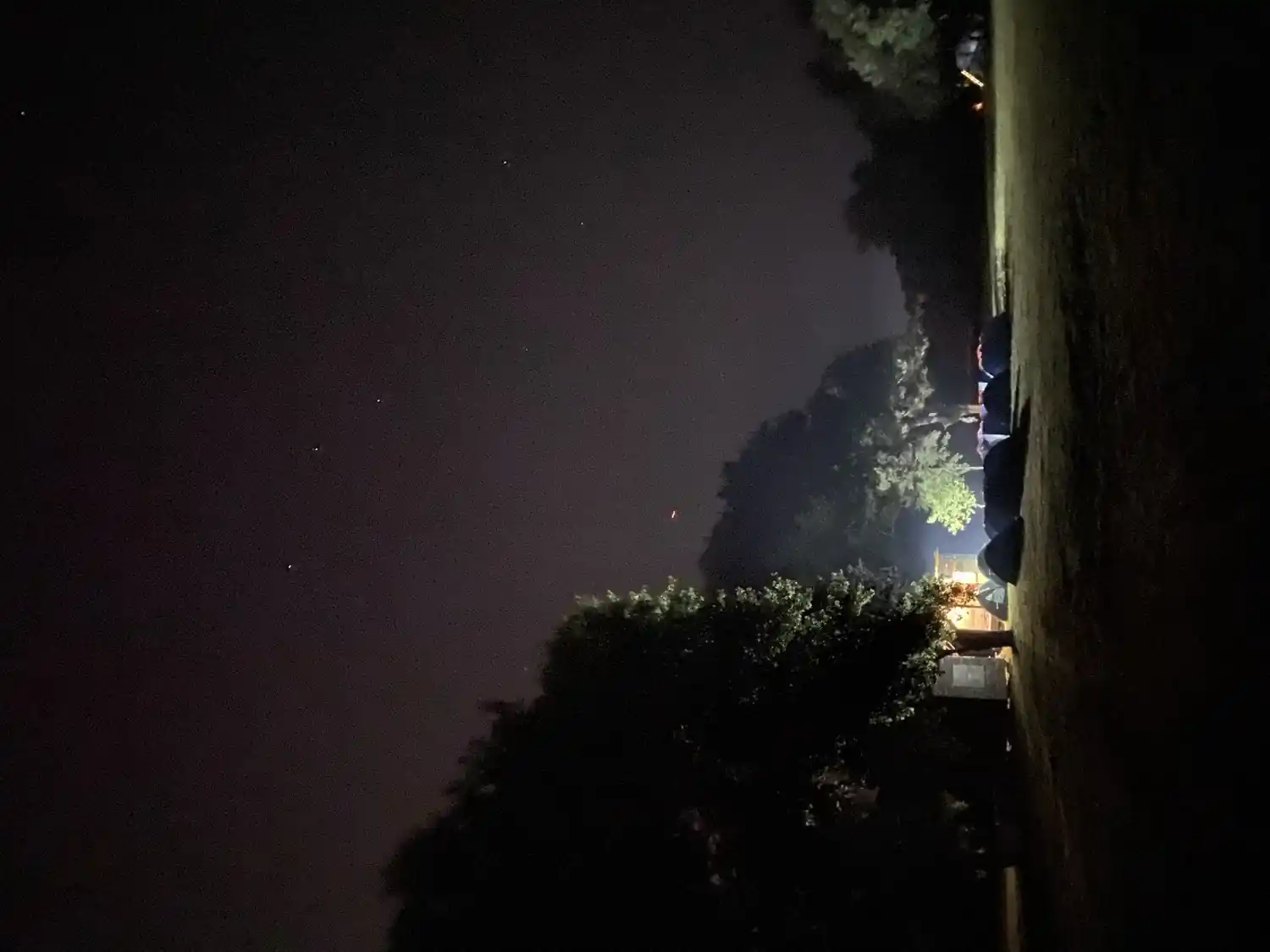 Kilyos'ta gece, çadırlar ve ağaçların üstünde yıldızlı gökyüzü