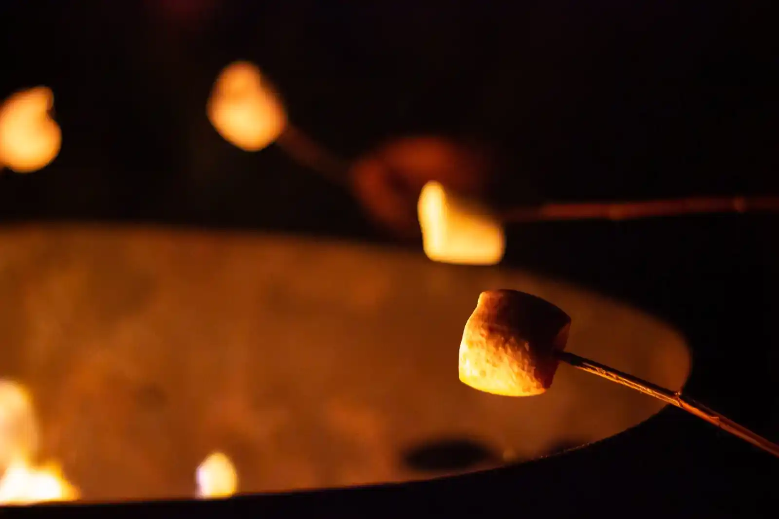 Ateş başında marshmallow