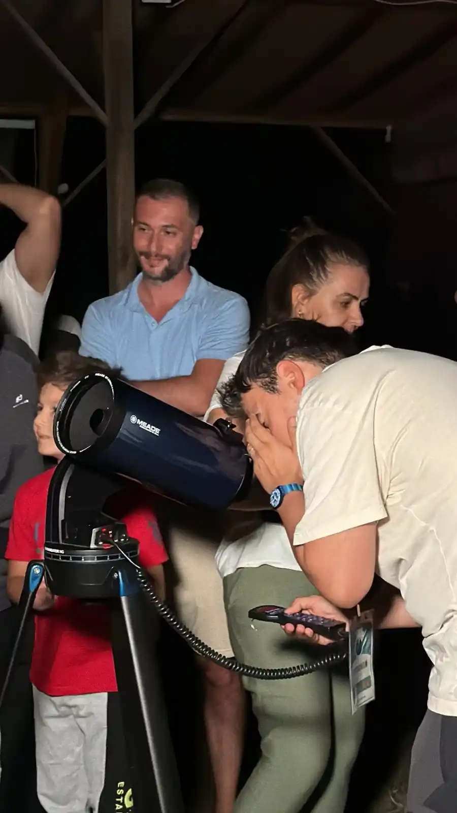 MeteorFest'te teleskop başında bir aile